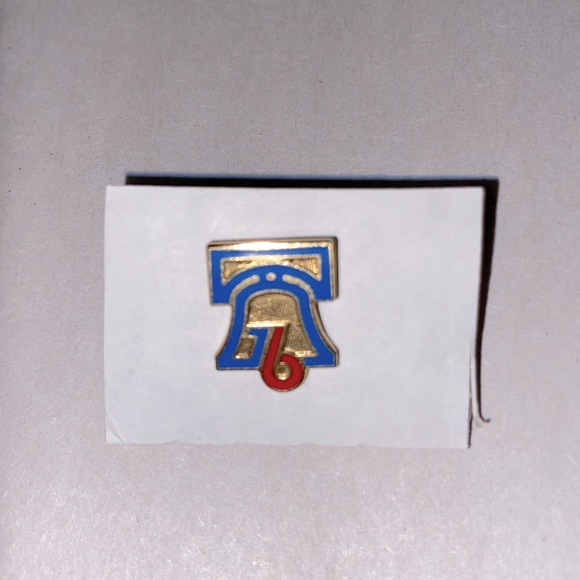 Vintage 1776-1976 Philadelphia Bicentennial Liberty Bell Lapel Pin/Tie Tack - Picture 1 of 4